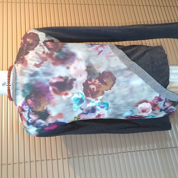 VGC gorgeous colours ZARA top size M, flowy fabric, very feminine yet a bit edgy - Picture 5 of 12